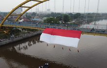 Merdeka! Bendera Merah Putih Raksasa Berkibar di Jembatan Siak III