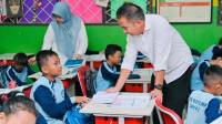 Berkunjung ke Sekolah Dasar di Bekasi, Bey Ajak Siswa Berlomba dalam Prestasi
