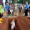 Unik, Ada Lomba Gali Kubur di TPU Pondok Rajeg Kabupaten Bogor