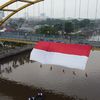Merdeka! Bendera Merah Putih Raksasa Berkibar di Jembatan Siak III
