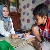 Kisah Guru Elis, Mengajar Anak-anak Cukup Dibayar Rp2.000