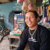 Sepenggal Kisah Abuy, Musisi Jalanan Nyentrik Bermodal Biola Rakitan  