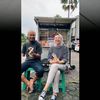 #LihatLebihDekat, Semangat Kang Edo Jualan Telur Gulung di Tengah Keterbatasan Fisik