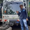 Kisah Seru Atep Menyapu Jalanan Kota Bandung dengan Truk Canggih