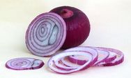 Fakta di Balik Kebiasaan Menurunkan Demam Anak dengan Bawang Merah 