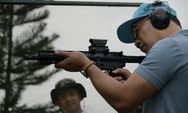 Jajal Olahraga Menembak, Ridwan Kamil Tuntaskan Bidikan dengan Sempurna 