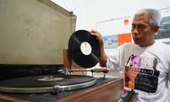 Tamasya Masa Lalu di Rumah Pak Agus sang Filatelis