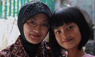 Kisah Inspiratif Bude Ratna, Ibu yang Merawat sang Bunda