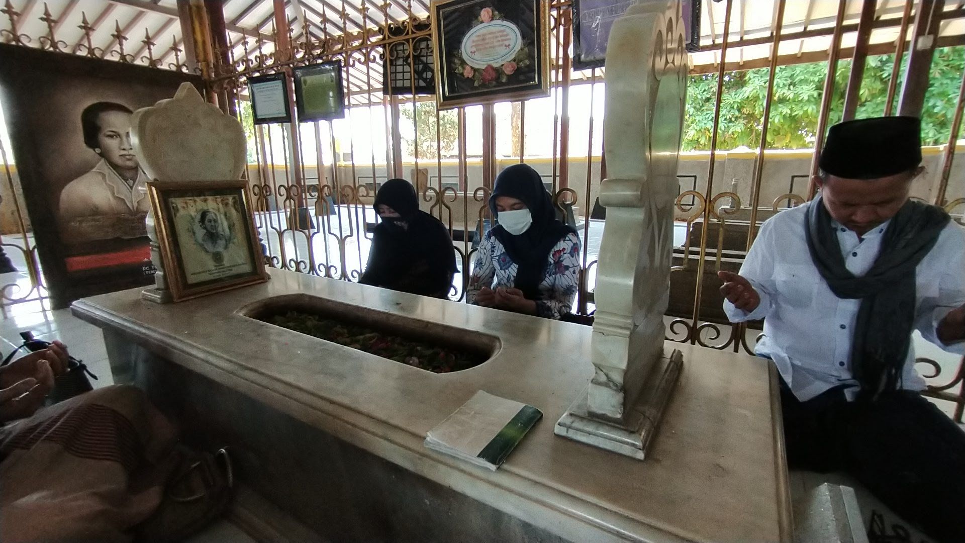 Kompleks pemakaman keluarga RA Kartini terbilang sakral. Para pengunjung dilarang mengambil foto maupun video sambil berdiri.  (Arif Syaefudin)