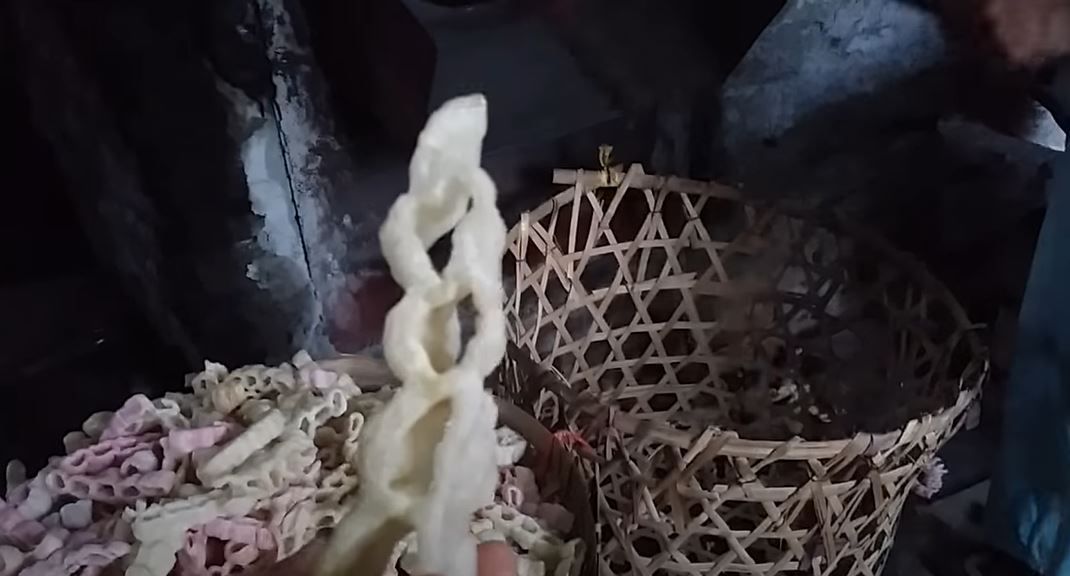 Kerupuk pasir. (YouTube.com)