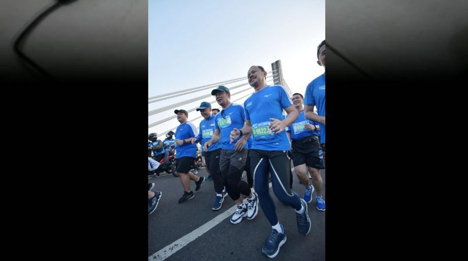 Gubernur Jabar Ridwan Kamil ikut berlari setelah membuka Pocari Sweat Run Indonesia 2022 di Gedung Sate, Kota Bandung, Minggu (24/7/2022) pagi WIB.  (Biro Adpim Jabar)