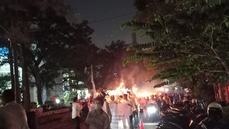 Warga Kelurahan Tamansari mengikuti pawai obor menyambut Tahun Baru Islam 1 Muharram 1444 Hijriah.