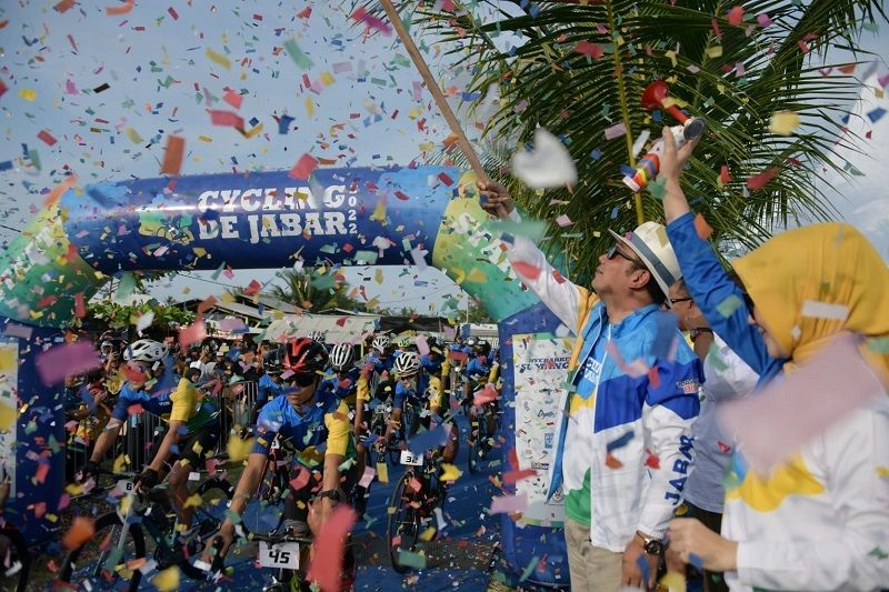 Gubernur Jabar Ridwan Kamil melepas 100 pesepeda peserta Cycling de Jabar 2022 di Pantai Palangpang, Kabupaten Sukabumi, Sabtu (27/8/2022). (Humas Pemprov Jabar)