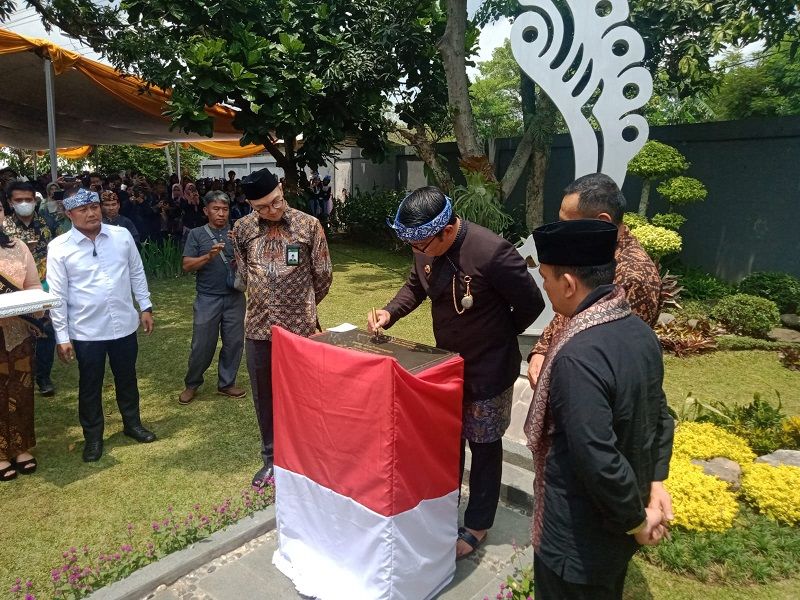 Gubernur Jabar Ridwan Kamil menandatangani prasasti Tugu Sekolah Model Profil Pelajar Pancasila Jabar Masagi. (Foto: Gin gin Tigin Ginulur/Beritabaik.id)