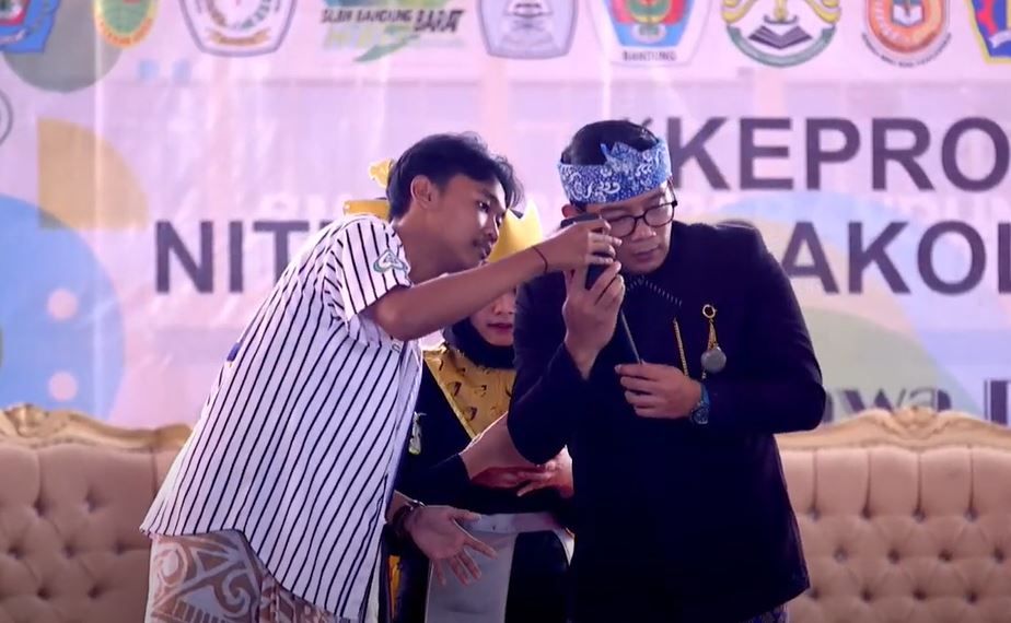 Seva memberikan handphone-nya kepada Gubernur Jabar Ridwan Kamil.  (Foto: Tangkapan layar YouTube Disdik Jabar)