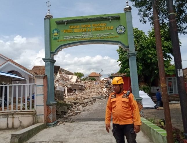 Salah satu bangunan rusak akibat gempa Cianjur.  (Foto: Gin gin Tigin Ginulur/Beritabaik.id)