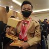 Di Atas Kursi Roda, Pemuda Ini Bikin Kerajinan Tangan dari Kayu Bekas  